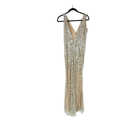 Mac Duggal Sleeveless Diagonal Sequined V-Neck Gown Nude/Silver Size 6 NWT - Picture 6 of 11